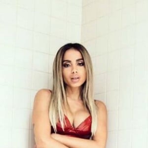 Anitta participou da gravação de um programa com um look total vinil vermelho.