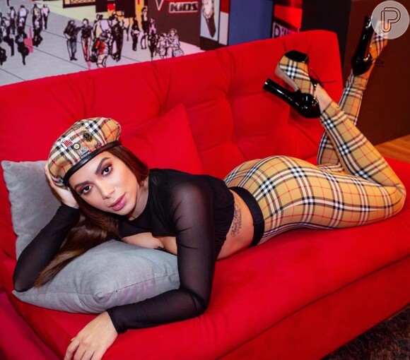 Em 2018, Anitta usou um look total Burberry com uma estampa xadrez, desde os sapatos até a boina.
