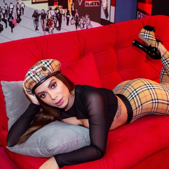 Em 2018, Anitta usou um look total Burberry com uma estampa xadrez, desde os sapatos até a boina.