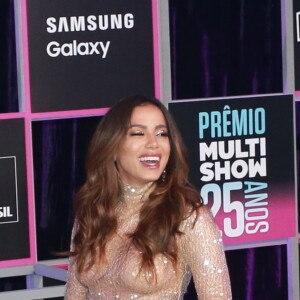 No Prêmio Multishow de 2018, Anitta usou um vestido brilhoso transparente exibindo suas curvas.