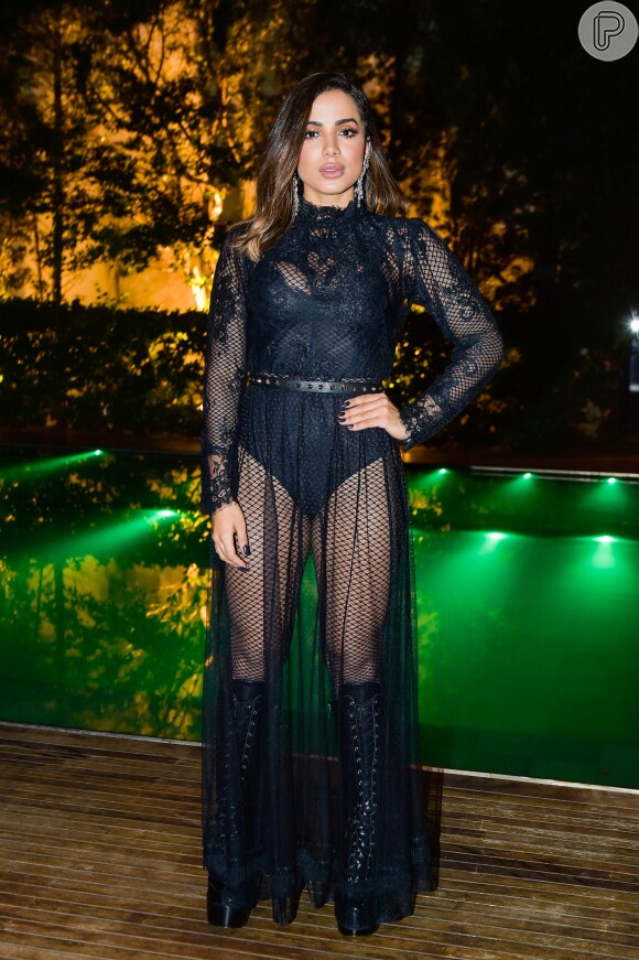 Em 2017, Anitta performou no baile de gala da amfAR. Ela chegou ao local com um vestido de tela, com bordados e um body por baixo de Alexandre Hercovitch.