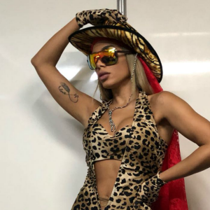 Em 2018, Anitta fez uma série de shows usando looks inspirados em seus clipes. Aqui, ela usa um macaquinho animal print baseado no clipe "Is That For Me".