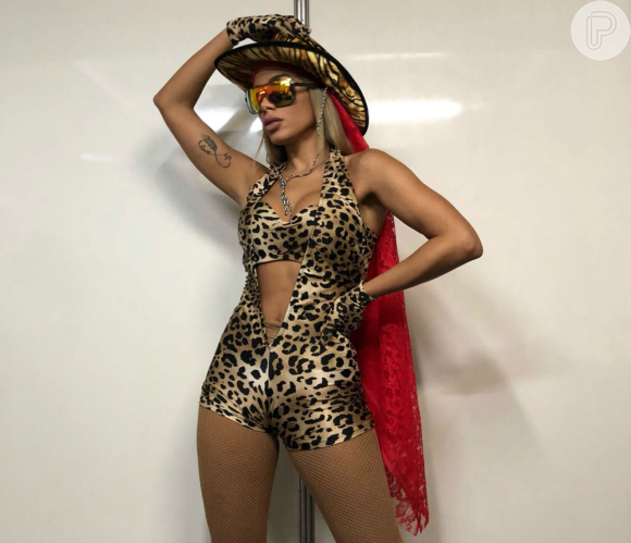 Em 2018, Anitta fez uma série de shows usando looks inspirados em seus clipes. Aqui, ela usa um macaquinho animal print baseado no clipe "Is That For Me".