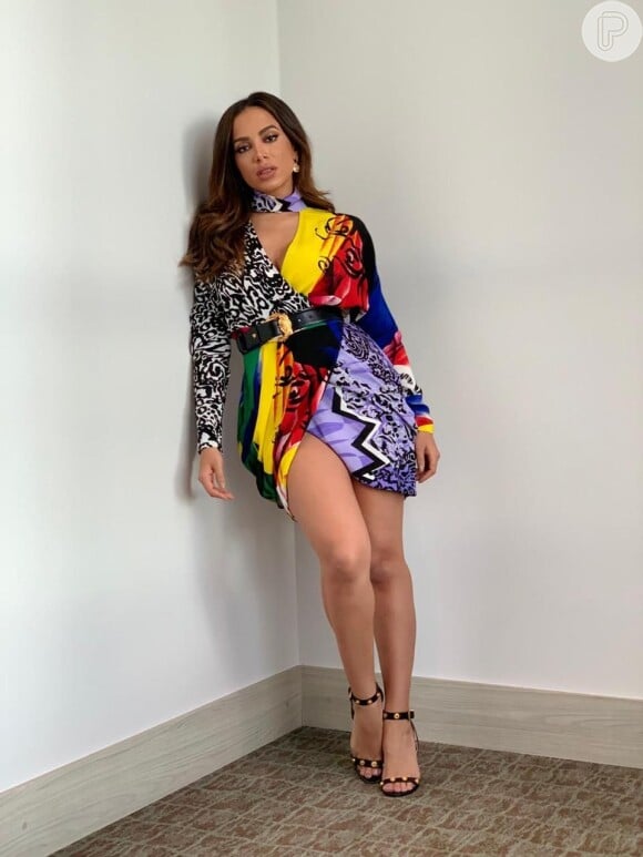 No Troféu do Domingão de 2018, Anitta escolheu um vestido da Versace com um mix de estampas para a premiação.