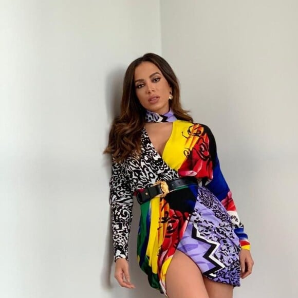 No Troféu do Domingão de 2018, Anitta escolheu um vestido da Versace com um mix de estampas para a premiação.