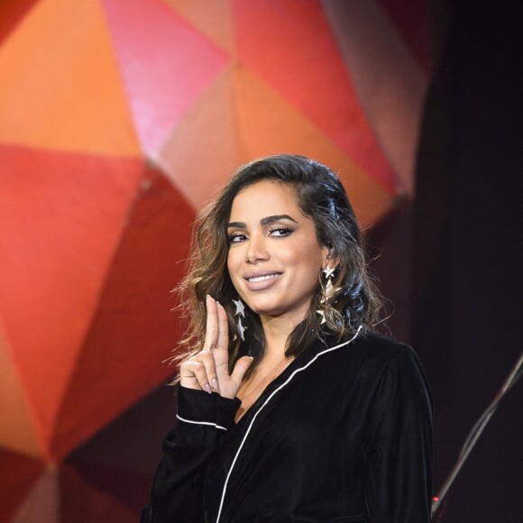 Na vibe pijama, Anitta usou um calça de seda e uma blusa, com uma pegada de hobby, pretas para a gravação de um programa de TV.
