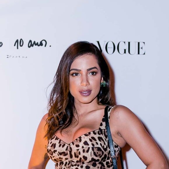 Na festa da Dolce & Gabbana com a Vogue em 2017, Anitta apostou num vestido midi animal print avalido em R$ 9,3 mil. Além das joias da marca Amsterdam Sauer avaliadas em R$ 200 mil.