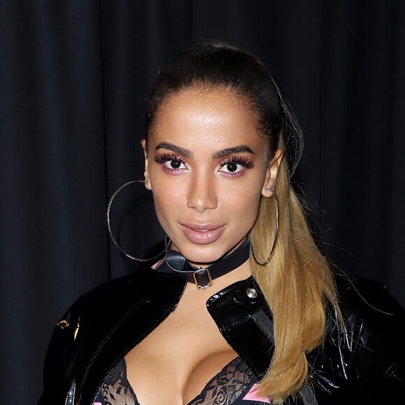 Para seu show em Miami em 2018, Anitta apostou num conjunto da grife Dior, com uma jaqueta de vinil e uma bota over the knee da marca Balenciaga, de R$ 5,8 mil. 