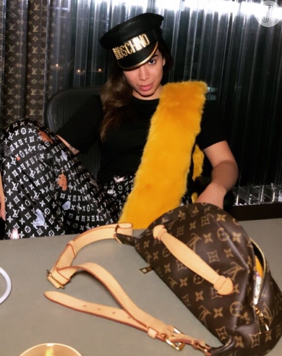 Na vibe logomania, Anitta usou uma calça estilo pijama da grife Louis Vuitton.