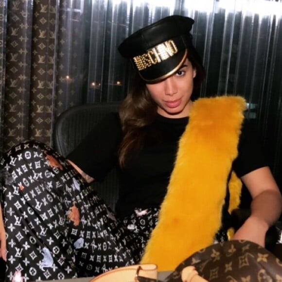 Na vibe logomania, Anitta usou uma calça estilo pijama da grife Louis Vuitton.