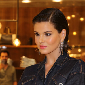 Camila Queiroz cortou cabelo curtinho para nova etapa da personagem Vanessa, na novela 'Verão 90'