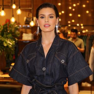 Camila Queiroz prestigiou a coleção outono/inverno da marca Forum, no Shopping Pátio Higienópolis, em São Paulo, na noite desta quinta-feira, 21 de fevereiro de 2019