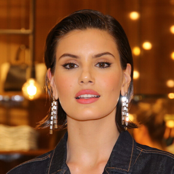 Camila Queiroz prestigiou a coleção outono/inverno da marca Forum, no Shopping Pátio Higienópolis, em São Paulo, na noite desta quinta-feira, 21 de fevereiro de 2019