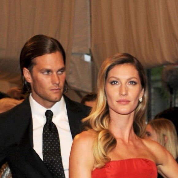 Gisele Bündchen, por ser a modelo mais famosa do mundo, ganha um salário cerca de três vezes maior que o de Tom Brady