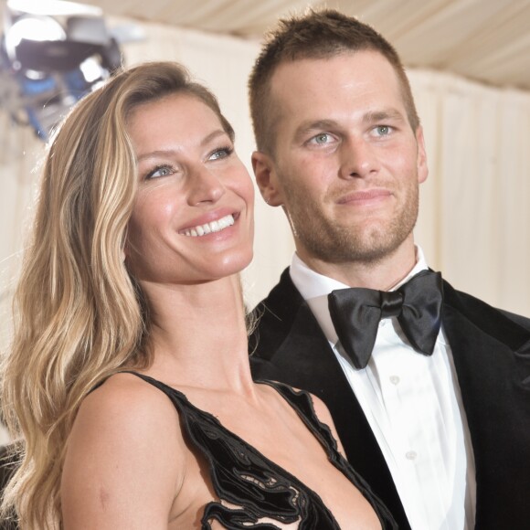 Gisele Bündchen e Tom Brady enfrentaram uma grande turbulência no relacionamento logo no início. Com apenas dois meses de namoro, eles descobriram que a ex-namorada de Tom, Bridget Moynahan, estava grávida