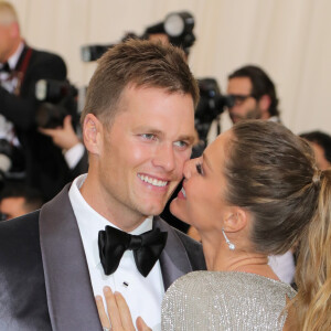 Gisele Bündchen e Tom Brady costumam chegar juntos aos eventos e posam apaixonados no tapete vermelho dos eventos