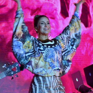 Claudia Leitte apostou em vestido com mix de estampa em animal print para show