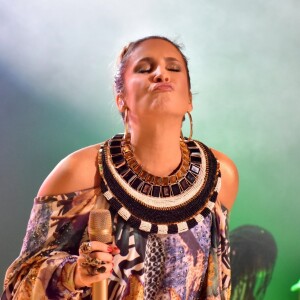 Claudia Leitte manda beijo para público em show em Recife