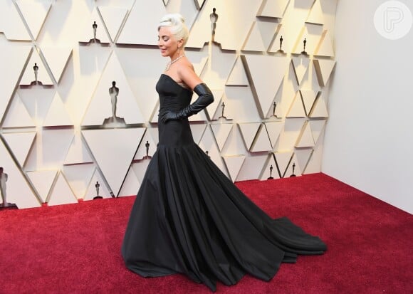 O vestido preto de Lady Gaga, indicada ao prêmio de Melhor Atriz, na 91ª edição do Oscar, era da grife Alexander McQueen.