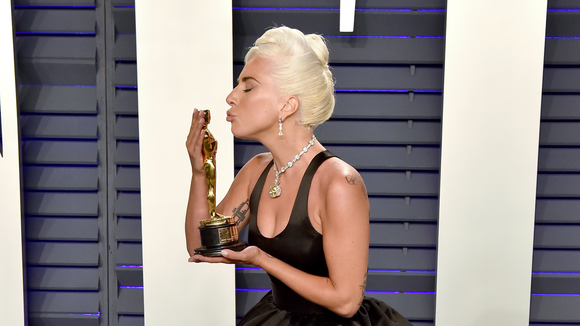 Lady Gaga e Bradley Cooper apresemtaram 'Shallow', canção de 'Nasce Uma Estrela'.