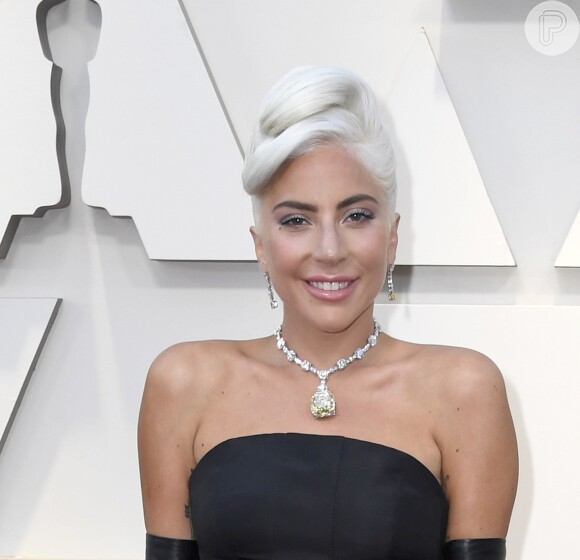 Lady Gaga usou o Tifanny Diamons, peça usada por Audrey Hepburn e avaliado em R$ 113 milhões, na 91ª edição do Oscar, em 2019.