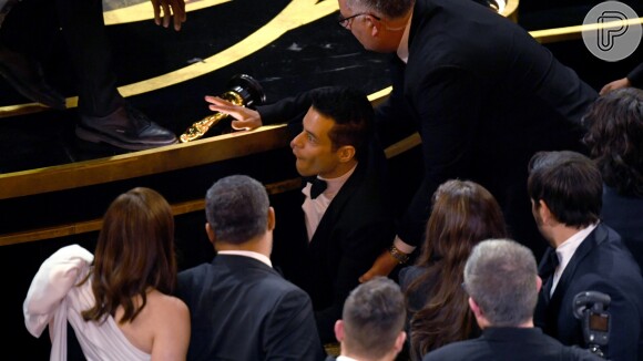 Rami Malek levou um tombo após receber o prêmio de Melhor Ator, por sua atuação no filme 'Bohemian Rhapsody', na 91ª edição do Oscar, que ocorre no dia 24 de fevereiro de 2019.