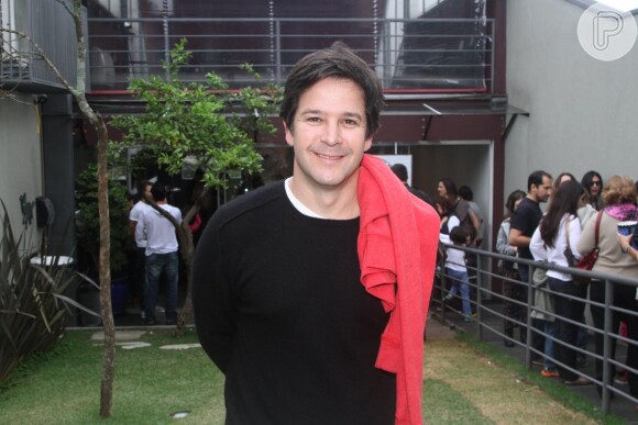Murilo Benício posa sorridente na entrada do teatro Viradalata, em São Paulo