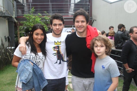 Murilo Benício levou os fillhos, Antonio (acompanhado da namorada) e Pietro, para conferir a estreia teatral da namorada