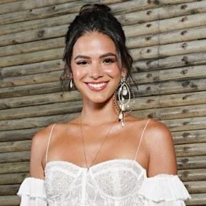 Bruna Marquezine agradece Sasha pelo suporte que recebeu ao enfrentar a burocracia de adotar cachorrinha no exterior, nesta segunda-feira, dia 25 de fevereiro de 2019