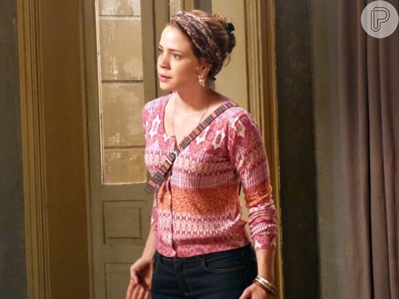 Exasperada, Cristina (Leandra Leal) manda todo mundo ir embora de sua casa, em 'Império'