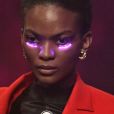 As modelos da grife Marine Serre surgiram com strass rosa neon abaixo dos olhos na Paris Fashion Week
