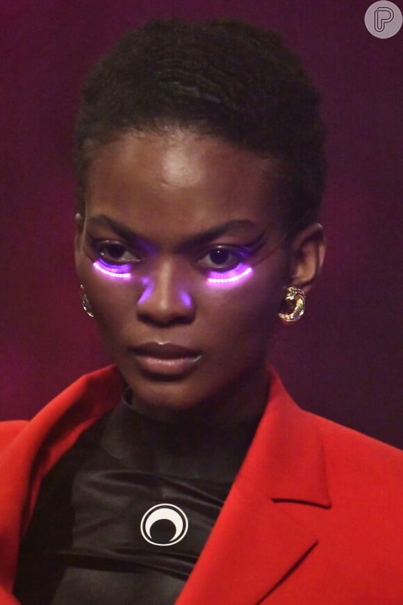 As modelos da grife Marine Serre surgiram com strass rosa neon abaixo dos olhos na Paris Fashion Week