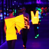 Os looks neon e as maquiagens metalizadas das grifes na Paris Fashion Week