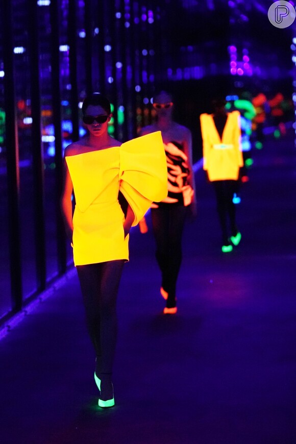 Saint Laurent apostou em looks neon em sua coleção de outono-inverno 2019/20 na Semana de Moda de Paris