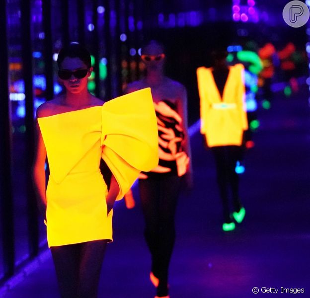 Saint Laurent apostou em looks neon em sua coleção de outono-inverno 2019/20 na Semana de Moda de Paris