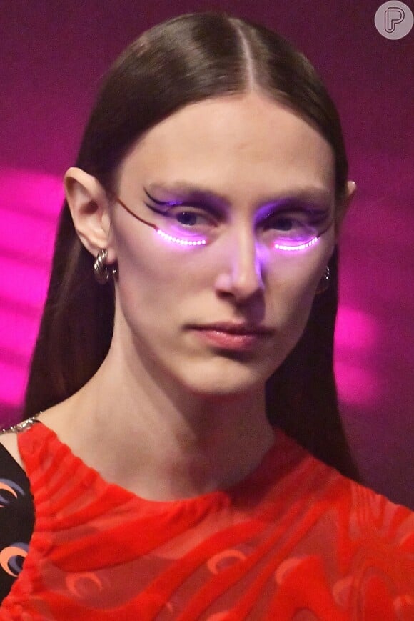 A grife Marine Serre, que desfilou no dia 26 de fevereiro de 2019 em Paris, apostou na maquiagem com delineado preto e strass rosa neon