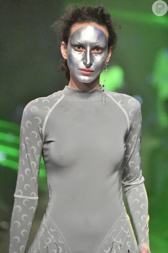 A grife francesa Marine Serre, que desfilou em Paris no dia 26 de fevereiro de 2019, apostou nas modelos com maquiagem metalizada
