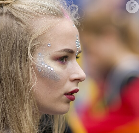 Especialistas recomendam uso do glitter em áreas afastadas dos olhos durante o Carnaval