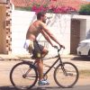 Cauã Reymond passeou de bicicleta e sem camisa pelas ruas de Petrolina, em Pernambuco no último sábado, 27 de setembro de 2014