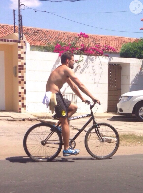 Cauã Reymond passeou de bicicleta e sem camisa pelas ruas de Petrolina, em Pernambuco no último sábado, 27 de setembro de 2014