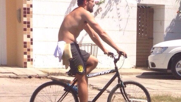 Cauã Reymond anda de bicicleta sem camisa em Petrolina em folga de filmagem