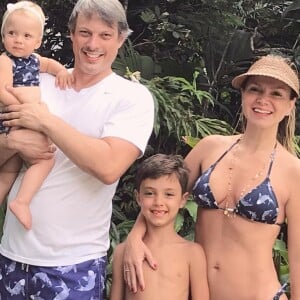 Eliana já combinou roupa de praia com a filha, Manuela, o filho, Arthur, e o noivo, Adriano Ricco