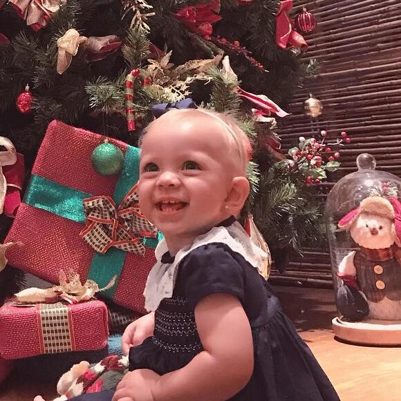 Manuela, filha de Eliana e Adriano Ricco, esbanjou fofura no Natal de 2018