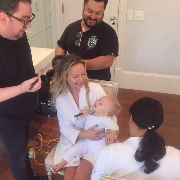 Manuela, filha de Eliana e Adriano Ricco, divertiu a web ao aparecer com pincel de maquiagem