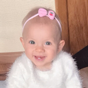 Eliana se divertiu ao ver a filha, Manuela, brincando com uma ovelhinha de brinquedo