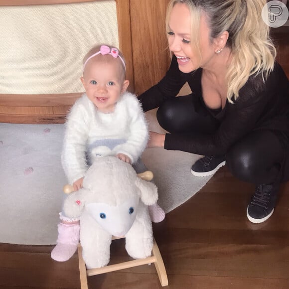 Eliana se divertiu ao ver a filha, Manuela, brincando com uma ovelhinha de brinquedo