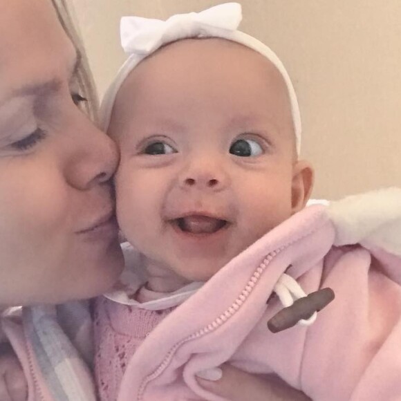 Manuela, filha de Eliana e Adriano Ricco, rouba a cena nas redes sociais da mãe
