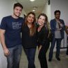 Preta Gil e Rodrigo Godoy posam com Fernanda de Souza após peça