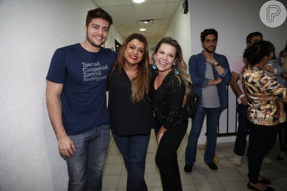 Preta Gil e Rodrigo Godoy posam com Fernanda de Souza após peça