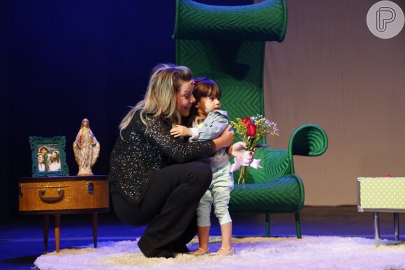 Fernanda Souza recebe flores da afilhada, Isabelli, no fim de peça